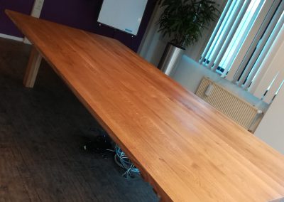 Eiken vergadertafel in Deventer by Smart Documents